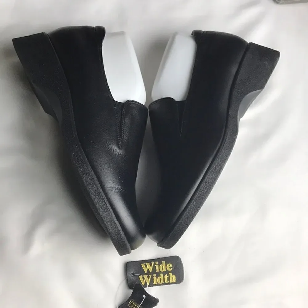 Peerage 8WW black leather loafers. NEW